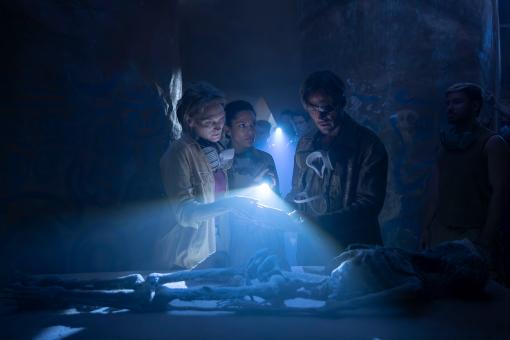 Dr. Maria Svenson (Katja Lechthaler), Anne (Amal Keller) & Professor Phoenix (Andreas Pietschmann) in Sony Pictures' DIE DREI ??? – TOTENINSEL Foto von: Tomás Correa © Wiedemann und Berg Film GmbH/Deutsche Columbia Pictures Filmproduktion GmbH