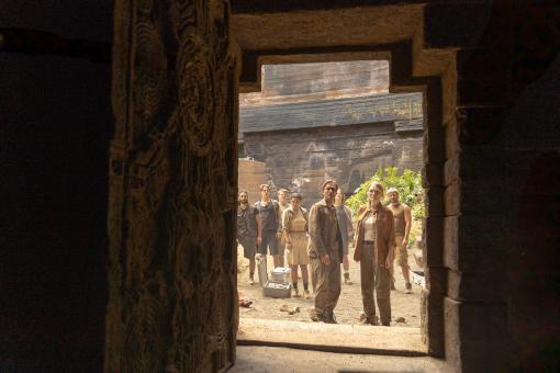 (v. l. n. r.) Juan (Pascal Buchsbaum), Peter Shaw (Nevio Wendt), Justus Jonas (Julius Weckauf), Anne (Amal Keller), Professor Phoenix (Andreas Pietschmann), Bob Andrews (Levi Brandl), Dr. Maria Svenson (Katja Lechthaler) & Olin (Jannik Schümann) in Sony Pictures' DIE DREI ??? – TOTENINSEL Foto von: Tomás Correa © Wiedemann und Berg Film GmbH/Deutsche Columbia Pictures Filmproduktion GmbH