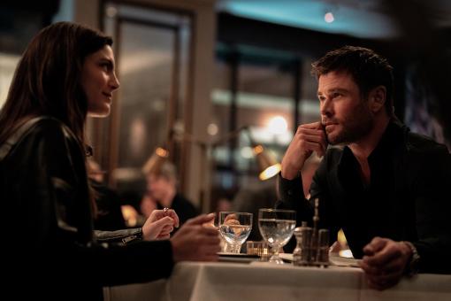 Maya (Monica Barbaro) und Davis (Chris Hemsworth) in CRIME 101. Bildnachweis: Dean Rogers © 2025 Amazon MGM Studios Content Services LLC