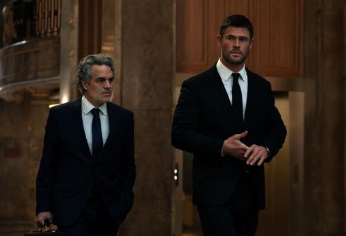 Davis (Chris Hemsworth, à droite) et Lou (Mark Ruffalo, à gauche) dans CRIME 101 d'Amazon MGM Studios.  © Sony Pictures Releasing Switzerland GmbH