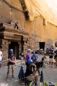 Regisseur Tim Dünschede (Mitte) am Set von Sony Pictures' DIE DREI ??? – TOTENINSEL  Foto von: Tomás Correa