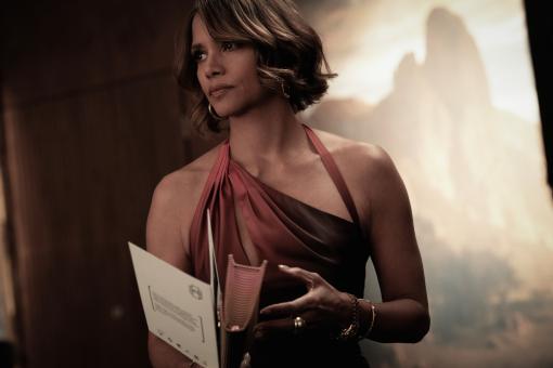 Halle Berry incarne « Sharon » dans Crime 101.  © Sony Pictures Releasing Switzerland GmbH