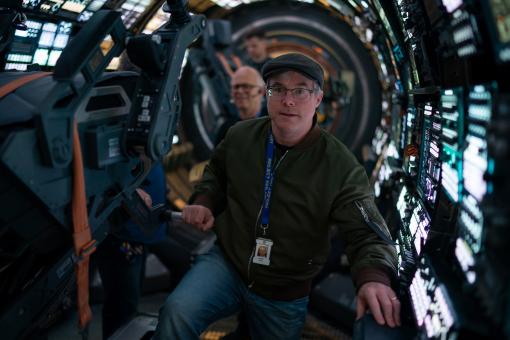 Andy Weir, auteur du "Projet Hail Mary", sur le tournage de PROJET DERNIÈRE CHANCE, produit par Amazon MGM Studios. Crédit photo : Jonathan Olley  © Sony Pictures Releasing Switzerland GmbH