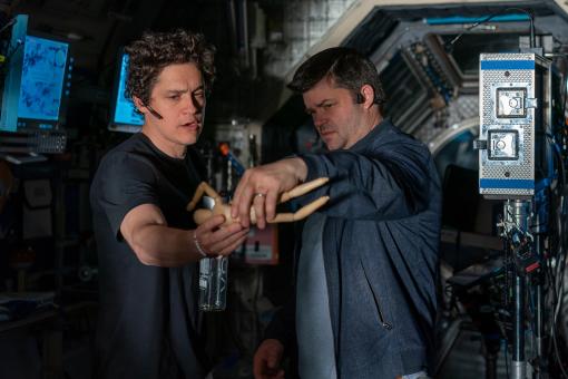 Les réalisateurs Phil Lord et Christopher Miller sur le tournage de leur film PROJET DERNIÈRE CHANCE, produit par Amazon MGM Studios. Crédit photo : Jonathan Olley  © Sony Pictures Releasing Switzerland GmbH