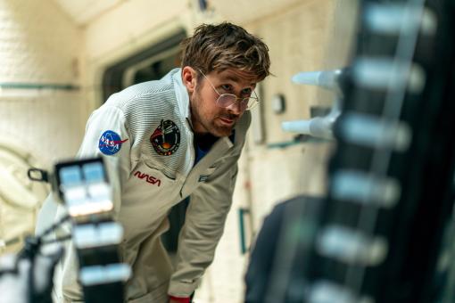 Ryan Gosling incarne Ryland Grace dans PROJET DERNIÈRE CHANCE, produit par Amazon MGM Studios. Crédit photo : Jonathan Olley  © Sony Pictures Releasing Switzerland GmbH