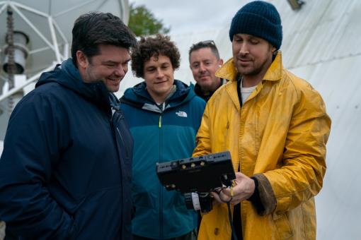 Les réalisateurs Christopher Miller et Phil Lord avec le directeur de la photographie Greig Fraser et l'acteur Ryan Gosling sur le tournage de leur film PROJET DERNIÈRE CHANCE, produit par Amazon MGM Studios. Crédit photo : Jonathan Olley  © Sony Pictures Releasing Switzerland GmbH