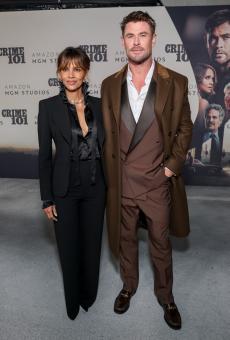 Halle Berry et Chris Hemsworth lors de la première mondiale de CRIME 101 à Los Angeles.  Todd Williamson/JanuaryImages
