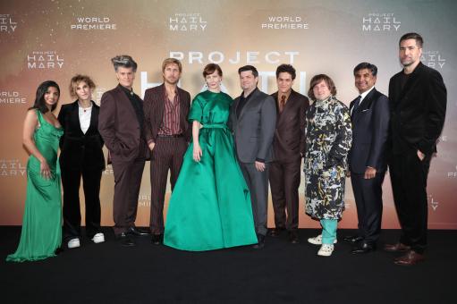LONDRES, ANGLETERRE – 9 MARS: (de gauche à droite) Priya Kansara, Amy Pascal, James Ortiz, Ryan Gosling, Sandra Hüller, Chris Miller, Phil Lord, Daniel Pemberton, Aditya Sood et Drew Goddard lors de la première mondiale de «PROJET DERNIÈRE CHANCE» au Cineworld Leicester Square le 9 mars 2026 à Londres, Angleterre. (Photo: Tristan Fewings/Getty Images pour Sony Pictures Entertainment)