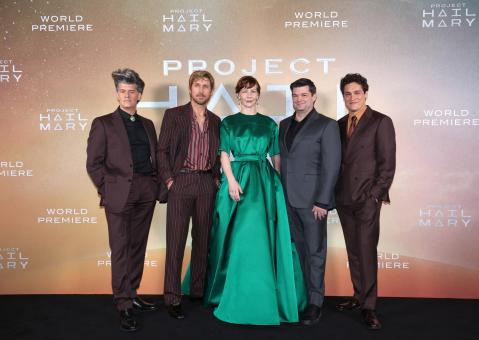 LONDRES, ANGLETERRE – 9 MARS: (de gauche à droite) James Ortiz, Ryan Gosling, Sandra Hüller, Chris Miller et Phil Lord lors de la première mondiale de «PROJET DERNIÈRE CHANCE» au Cineworld Leicester Square le 9 mars 2026 à Londres, en Angleterre.  (Photo: Tristan Fewings/Getty Images pour Sony Pictures Entertainment)