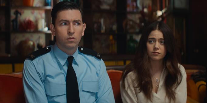 Nicholas Braun incarne l'officier Tim Derry et Molly Gordon le rôle de Rebecca Hampstead dans « Bêêêêtective Privé » d'Amazon MGM Studios. Crédit photo : avec l'aimable autorisation d'Amazon MGM Studios   © Sony Pictures Releasing Switzerland GmbH