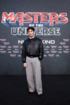 Nicholas Galitzine lors de la première allemande de LES MAÎTRES DE L'UNIVERS à l'UCI LUXE East Side Gallery de Berlin, le 28 mai 2026 (Photo : Sebastian Reuter/Getty Images pour Sony Pictures Entertainment Deutschland GmbH)  © 2026 Getty Image